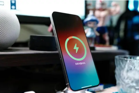 灵寿苹果15换屏服务分享用什么充电器给iPhone15充电更好 